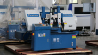 Scie à ruban industrielle CNC de haute précision à grande vitesse GHS4228 à double colonne et à portique entièrement automatique pour métaux