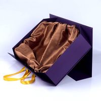 Boîte cadeau pliable personnalisée en carton rigide recyclable, finition mate violette, avec logo UV et ruban jaune, doublure satinée