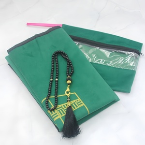 Elegante alfombra de oración de terciopelo holandés con diseño de la Kaaba, innovadora, con bolsa de almacenamiento y Tasbih islámico de YASEEN - Product Image 1