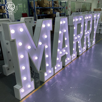 Grandes lettres LED blanches de 4 pieds « MARRY ME » avec ampoules pour la décoration d'une demande en mariage