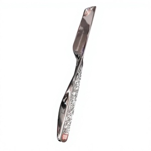 Cuchillo para Mantequilla Plateado con Diseño de Mango Ornamentado - Product Image 1