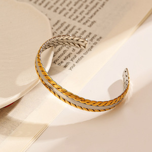 กำไลข้อมือเปิดลายรวงข้าวเหล็กไทเทเนียมชุบทอง 18k ของขวัญเครื่องประดับแฟชั่นสำหรับผู้หญิง - Product Image 2