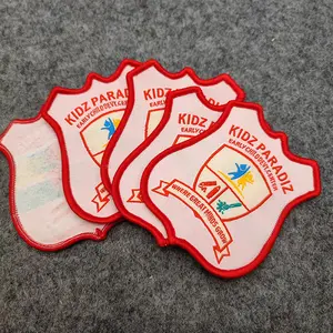 Großhandel Fußball Team gewebte Patches mit Grenze maßge schneiderte Logo rot Tags Schule gewebte Abzeichen für Fußball trikot