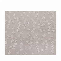 Tissu en dentelle brodée 3D en maille polyester blanc à motif floral en relief pour robe de mariée