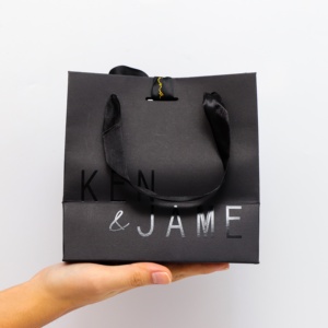 Bolsa de Compras Reutilizable Negra de Lujo con Logotipo UV Personalizado, Bolsas de Papel para Regalo con Asas de Listón, Bolsa de Embalaje para Joyería Negra Mate - Product Image 2