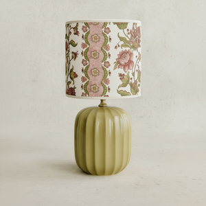 Lampe de table bohème avec une base en céramique vert sauge nervurée et un cylindrique contrastant disponible à prix de gros. - Product Image 1