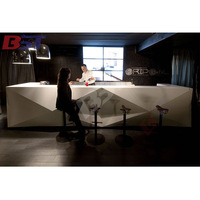 Comptoir de bar moderne personnalisé en forme de diamant en marbre avec éclairage LED et garantie de 10 ans pour les hôtels, les centres commerciaux et les salles de sport