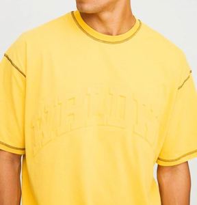 Conjunto de camiseta amarilla extragrande con relieve y costuras en contraste y pantalones cortos de algodón con entrepierna caída para hombre - Product Image 3