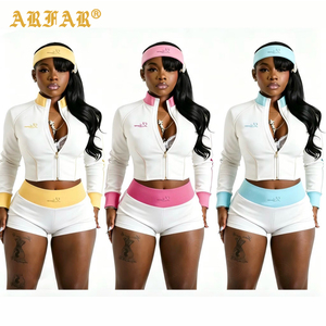 Set di 3 Pezzi con Logo Personalizzato, Abbigliamento Autunnale da Donna, Giacca Corta con Zip a Manica Lunga, Pantaloncini a Vita Alta, Completi Sportivi per Signore - Product Image 1