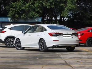 <span class=keywords><strong>Honda</strong></span> <span class=keywords><strong>Civic</strong></span> 2022 <span class=keywords><strong>moins</strong></span> chère, 240TURBO CVT R17, toit ouvrant panoramique, équipée d'un volant à gauche et d'un intérieur en cuir, transmission avant - Product Image 4