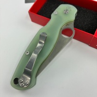 Le C81 est un couteau pliant EDC à lame unique, doté d'un manche texturé antidérapant et d'un trou pour le pouce pour une ouverture facile d'une seule main.