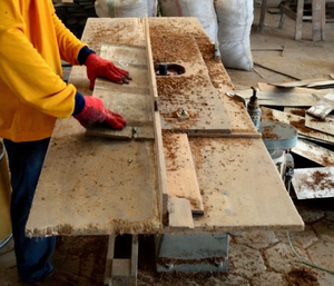 PANGESTU Piso de Madera de Teca Reciclada con un Grosor Inferior a 15 mm - Product Image 1