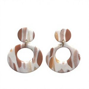 Boucles d'oreilles en résine haut de gamme pour femmes – Boucles d'oreilles artistiques faites à la main, bijoux légers et élégants pour mariages, fêtes - Product Image 1