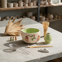 Ensemble de bols à matcha en céramique Japandi à motif cerisier peints à la main avec bec verseur et fouet à thé sur pied – Outils complets pour le préparation du thé