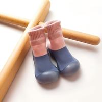 Chaussons-chaussettes tricotés pour bébé, coloris bleu marine et rose, avec languette de traction, semelle souple antidérapante en TPE – Vente chaude, en gros, prêts à être expédiés