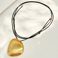 KITI Collier Pendentif Moderne en Acier Inoxydable 316 Brossé avec Cordon Noir, Plaqué Or 18K PVD, Bijou Tendance