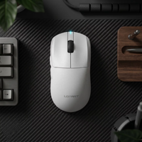Mouse Gaming Nirkabel Tri-Mode Ultra Ringan PAW3395 Ergonomis Esports OEM ODM Kustom