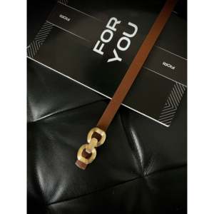 Cinturón de mujer con doble hebilla Fiori, estilo casual de aleación de metal, correa de cuero marrón - Product Image 1