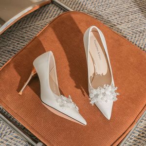 Escarpins de mariée en satin à bout pointu, talon aiguille, décoration florale blanche, chaussures de mariage - Product Image 4