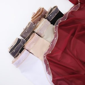 Nouveau foulard en mousseline de soie de haute qualité de Malaisie, bord en dentelle de mousseline de soie perlée, couleur unie douce, foulard en mousseline de soie avec perles cousues pour les musulmanes - Product Image 4