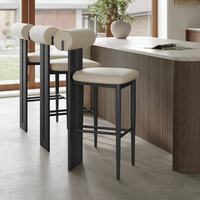 Tabouret de bar en bois massif de style mid-century, texture premium, chaise haute minimaliste nordique pour îlot de cuisine domestique