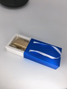 Caja para Reloj y Collar Lista para Enviar, MOQ Bajo de 20 Piezas, Cartón de Marfil Biodegradable, Forro de Esponja, Recubrimiento UV, Laminación Mate, Logotipo Personalizado - Product Image 5