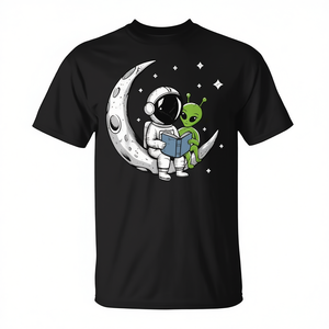 Camiseta de astronauta leyendo un libro a un extraterrestre en la luna, espacio, astronomía - Product Image 2
