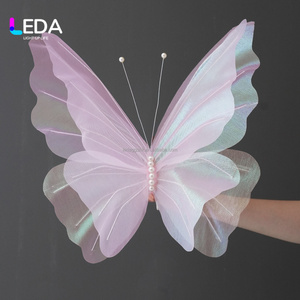 Fondo de Boda y Decoración de Pasillo LEDA con Mariposas Coloridas de Seda Moderna, con Tamaño y Color Personalizados para Eventos - Product Image 4