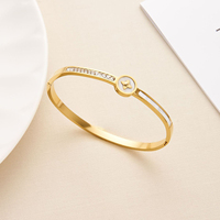 Vente en gros de bijoux en acier inoxydable d'inspiration luxueuse bracelet pour femmes bijoux en plaqué or accessoires cadeaux bracelet non terni