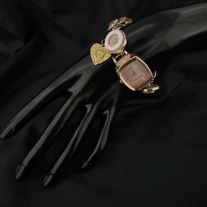 นาฬิกาข้อมือแฟชั่นวินเทจสำหรับผู้หญิง ดีไซน์เก๋ไก๋ ประดับด้วยดอกไม้เคลือบสีเงินและโรสโกลด์ พร้อมคริสตัล สายปรับได้ ตัวเรือนแก้ว - Product Image 2