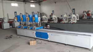 Machine <span class=keywords><strong>de</strong></span> fabrication <span class=keywords><strong>de</strong></span> fenêtres en aluminium Eworld avec moteur, quatre têtes, quatre stations, 220V/380V, puissance 3500W, facile à utiliser - Product Image 5