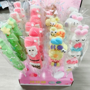 Sucette en guimauve en forme de renne à thème de Noël avec chapeau et écharpe de Père Noël pour dessert de fête et cadeau pour enfants - Product Image 4