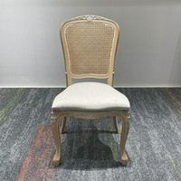 Französischer Stil Louis XVI Kunststoff-Esszimmerstuhl mit Rattanrücken, Bankettstuhl, Hochzeitsstuhl mit weichem Kissen, Silla