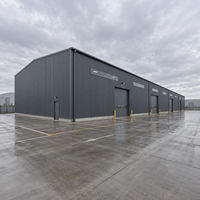 Entrepôt en structure métallique industrielle, plusieurs baies de chargement, atelier métallique résistant aux intempéries, bâtiment de distribution logistique