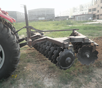 Nouvelle herse à disques pour tracteur, à 3 points de fixation / tractée, de service moyen, avec lames crantées, garantie 1 an