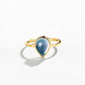 Amour et La Beauté Naturelle solitaire en argent sterling avec pierres précieuses or poire goutte bleu topaze bague - Product Image 1