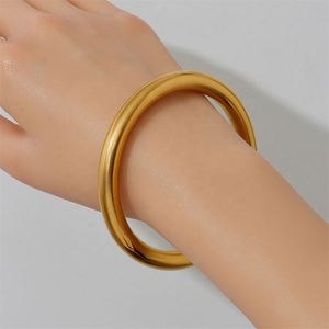 Pulsera con diseño calado, opción de envío prioritario confiable, regalo festivo para mujer, tacto substancial - Product Image 1
