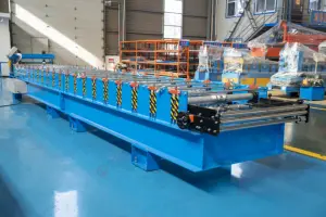 Máquina para fabricar chapas trapezoidais eficientes para telhados FORWARD para processo de produção sem costura