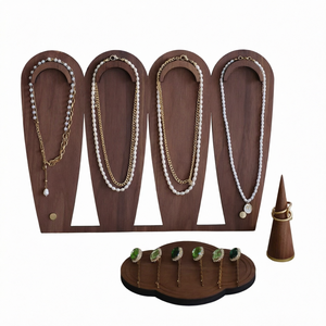Ensemble de présentoirs à bijoux vintage en bois brun, support arqué pour colliers, cône porte-bagues et plateau à boucles d'oreilles pour l'affichage de bijoux en boutique - Product Image 1