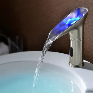 एलईडी झरना नल, ठंडा और गर्म पानी की मेज बेसिन बाथरूम तापमान नियंत्रण रंग Luminescent प्रेरण चिलमची नल