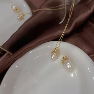 Collar de Perlas Barrocas Naturales para Mujer, de Golden Octopus Brother, Cadena Clavícula de Lujo Ligero con Nuevo Dije A-Piao - Product Image 3