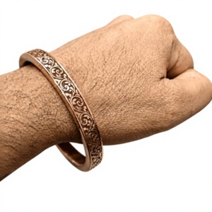 Bracelet de poignet minimaliste en cuivre massif à motif filigrané épais, bijoux en métal à la mode, design exquis - Product Image 1