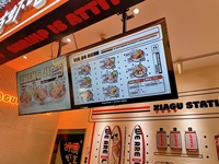 Papan Menu Digital Android Ultra Tipis Berbentuk Persegi Panjang 65 Inci dengan Layar Sentuh Inframerah dan Tampilan Gantung