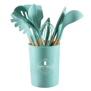 Juego de Utensilios de Cocina de Silicona de Estilo Nórdico de 12 Piezas con Mangos de Madera - Utensilios y Accesorios para el Hogar - Product Image 4