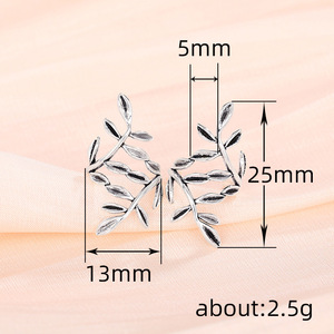 Orecchini a clip a forma di foglia da donna, lunghi, minimalisti, stile vintage forestale - Product Image 2