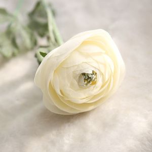 2023 Tea Rose Bouquet camelia simulata <span class=keywords><strong>sposa</strong></span> che tiene <span class=keywords><strong>fiori</strong></span> fiore artificiale seta ranuncolo bianco <span class=keywords><strong>per</strong></span> la vendita calda - Product Image 4