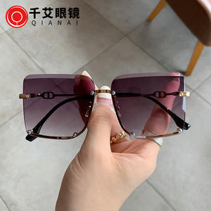 แว่นกันแดดทรงเหลี่ยมครึ่งกรอบโลหะสำหรับผู้หญิง ยี่ห้อ D รุ่น 3 กรอบสีทอง เลนส์ PC ป้องกันรังสียูวี 100% แฟชั่นกันแดด - Product Image 5