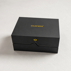 Montre pour homme avec cadran noir et bracelet en cuir, dans un coffret rigide haut de gamme avec logo en feuille d'or et fermeture magnétique - Product Image 3