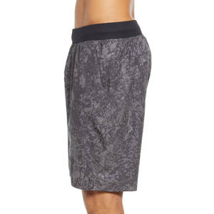 Shorts de course légers pour hommes de haute qualité avec logo personnalisé, style décontracté uni, séchage rapide, respirant, 100 % polyester - Product Image 3