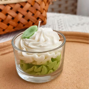 Bougie aromatique unique en verre en forme de crème glacée à la fraise, faite à la main - Product Image 6